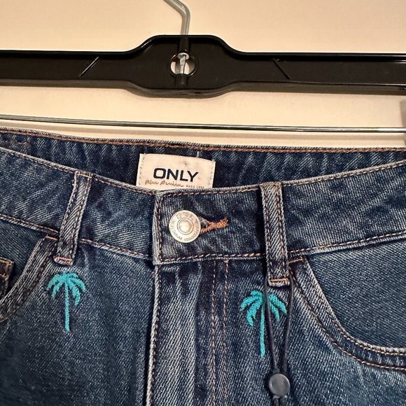 New! ONLY DIVINE HEART DENIM SHORTS - Picture 4 of 7